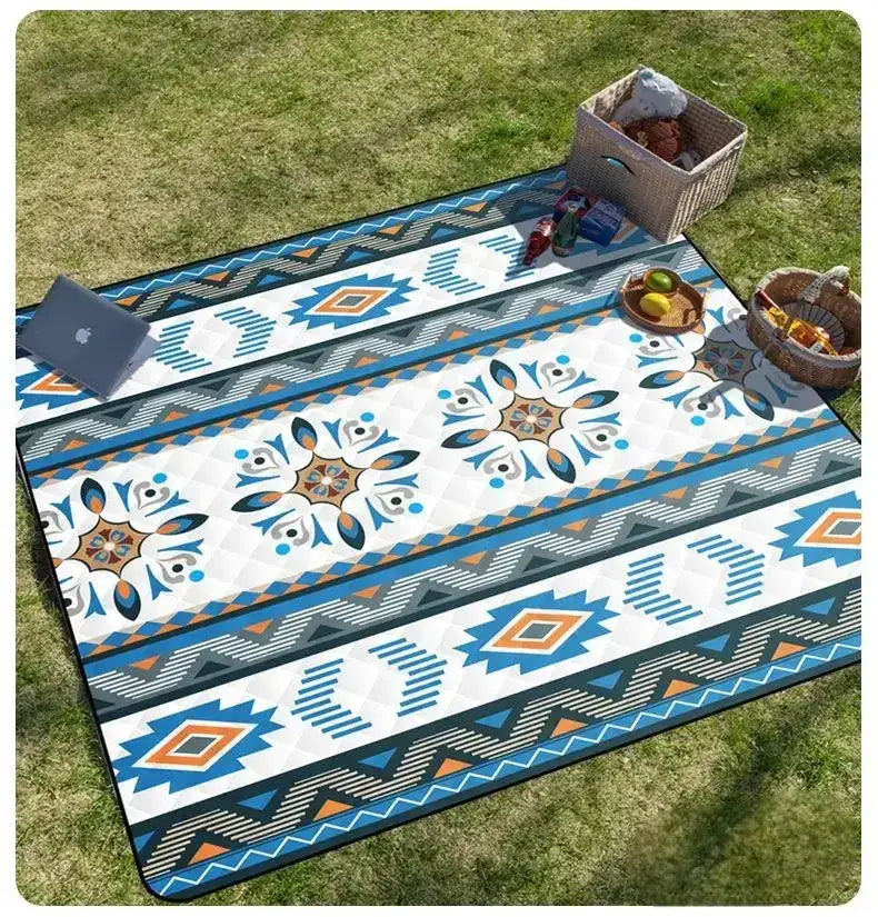 Couverture de pique-nique imperméable motifs ethniques bleu et orange posée sur herbe