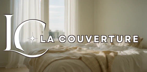 couverture lit chambre matin lumineux fenêtres ouvertes rideaux blancs