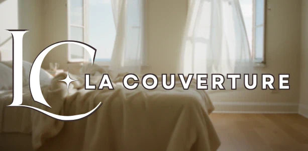 couverture polaire beige lit chambre fenêtres ouvertes lumière naturelle