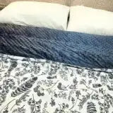 Couverture réversible bleue minky et motifs botaniques noirs sur lit double