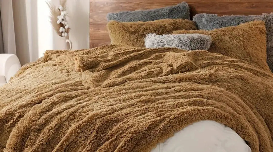 Jeté de lit en fausse fourrure ocre caramel moelleux sur lit double