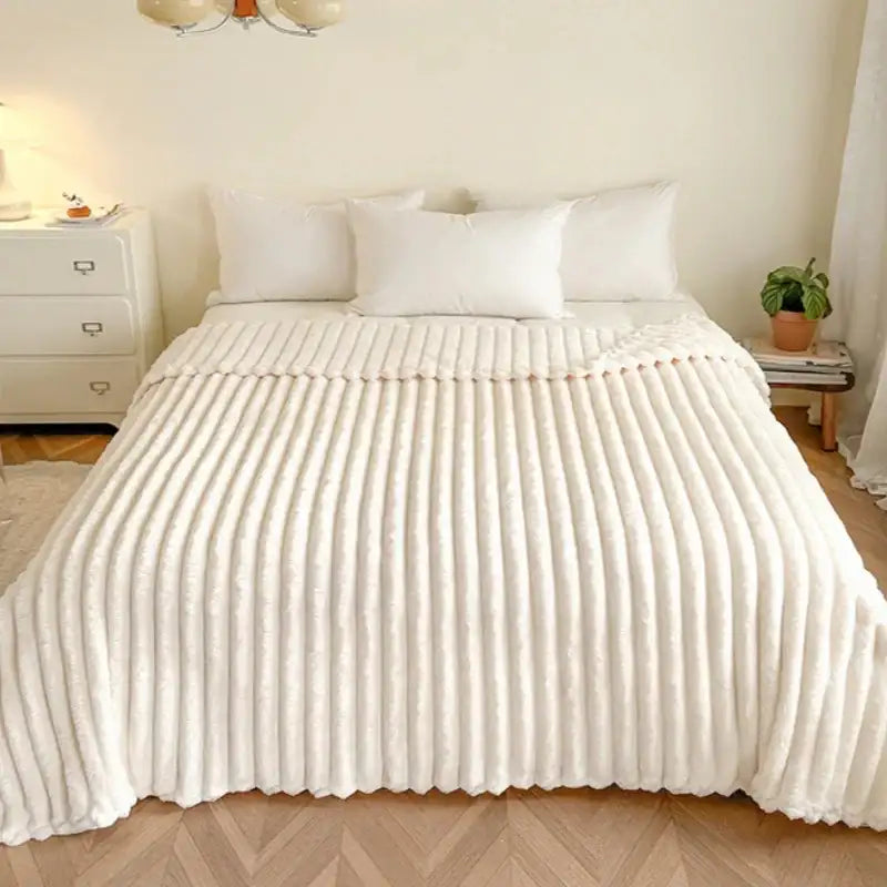 Couverture jetable à côtes en tissu pelucheux de couleur crème avec une surface douce et texturée.
