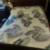 Couverture blanche imprimée feuilles de palmier noires et grises sur lit double