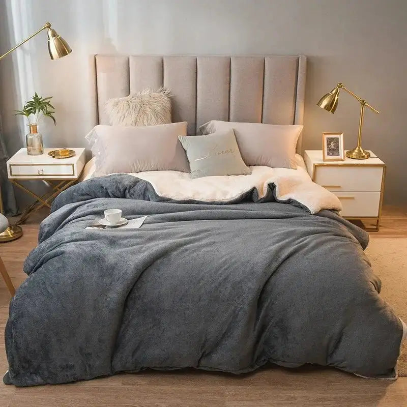 Couverture polaire grise réversible beige sur lit double dans chambre adulte luxe