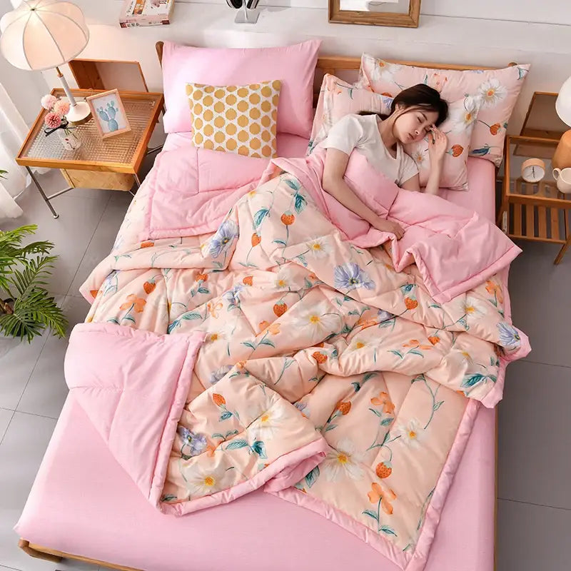 Fashion Skin-friendly Summer Cool Blanket Comfortable Lightweight Air Condition Comforter Machine Washable Quilt for