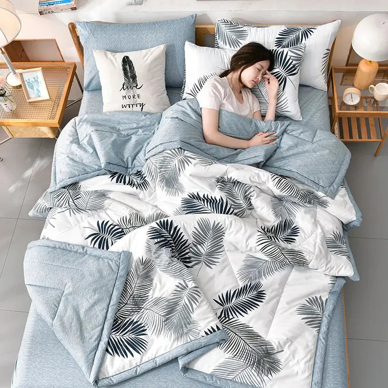 Fashion Skin-friendly Summer Cool Blanket Comfortable Lightweight Air Condition Comforter Machine Washable Quilt for