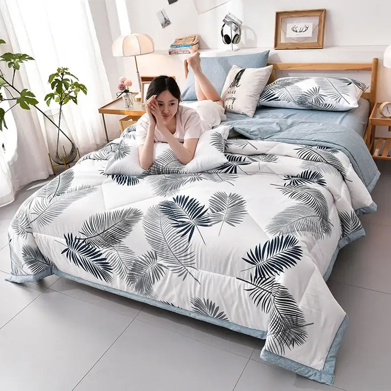 Fashion Skin-friendly Summer Cool Blanket Comfortable Lightweight Air Condition Comforter Machine Washable Quilt for
