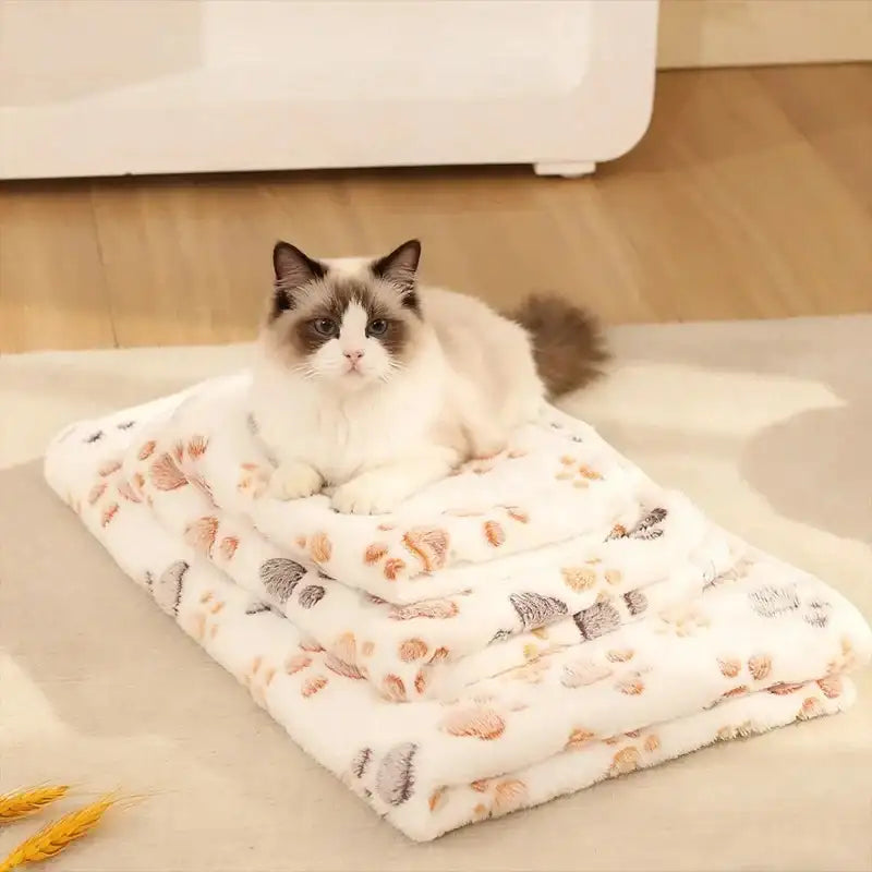 Couverture polaire blanche pour chat motifs pattes beige et grises empilées