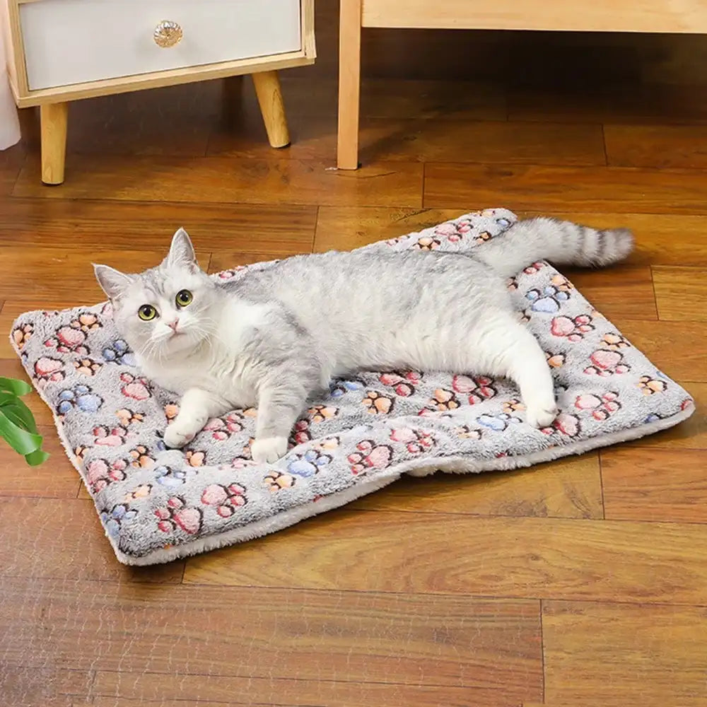 Tapis de confort polaire gris pour chat motifs pattes colorées sur parquet