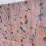 Couverture rose poudré imprimée fleurs et fraises multicolores
