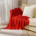 Des rideaux de velours rouge cascadent élégamment sur des chaises rembourrées blanches.